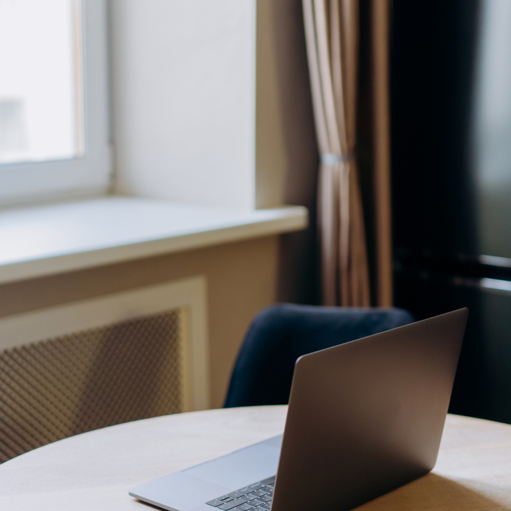 Laptop na biurku – zarządzanie czasem w pracy zdalnej