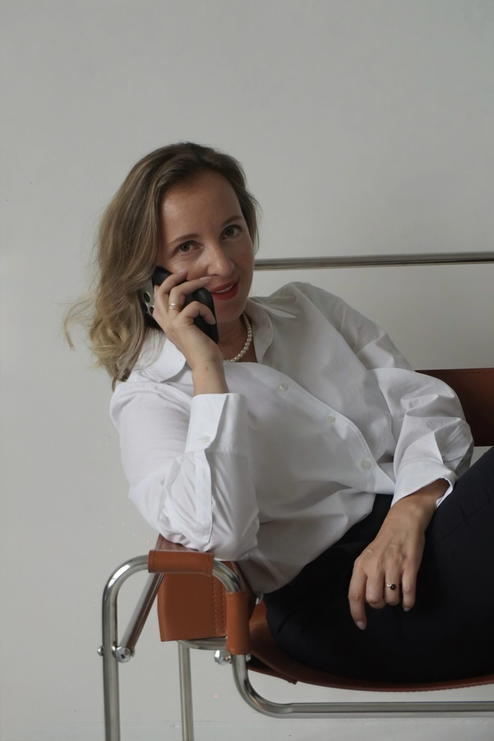 Katarzyna Retka podczas rozmowy telefonicznej z klientką